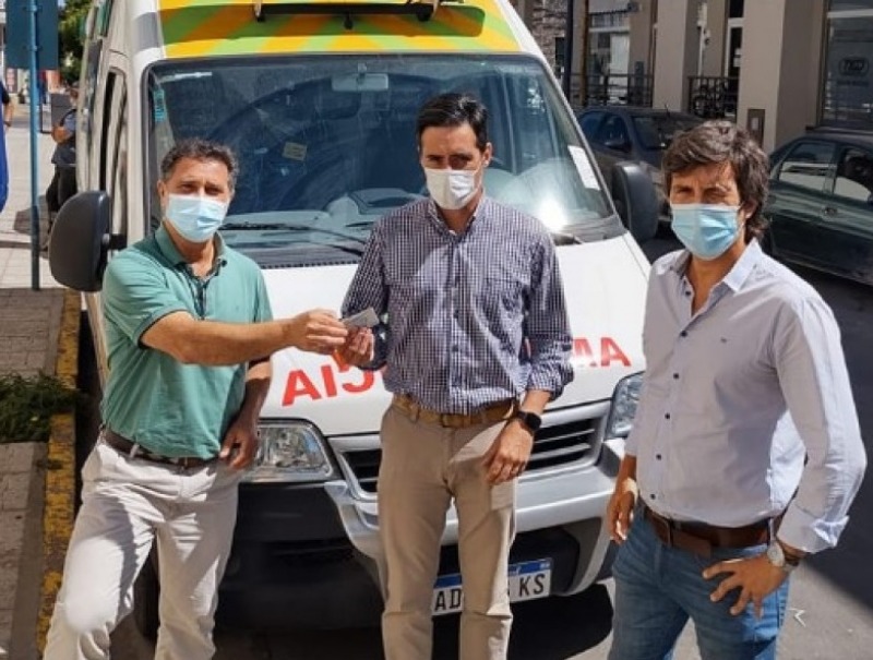 Provincia entreg una ambulancia para el Hospital de Chillar